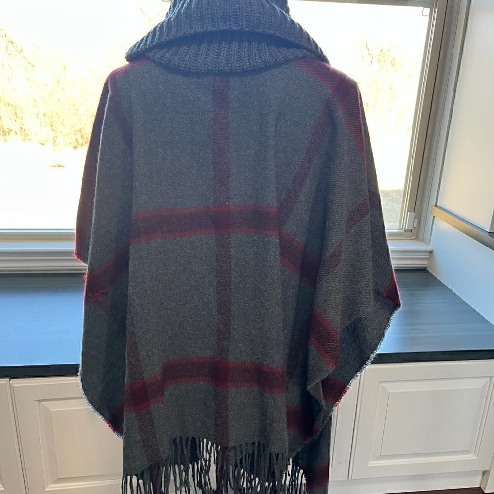 Turtle Neck Poncho Gray and Burgundy OS NWOT - Picture 2 of 2